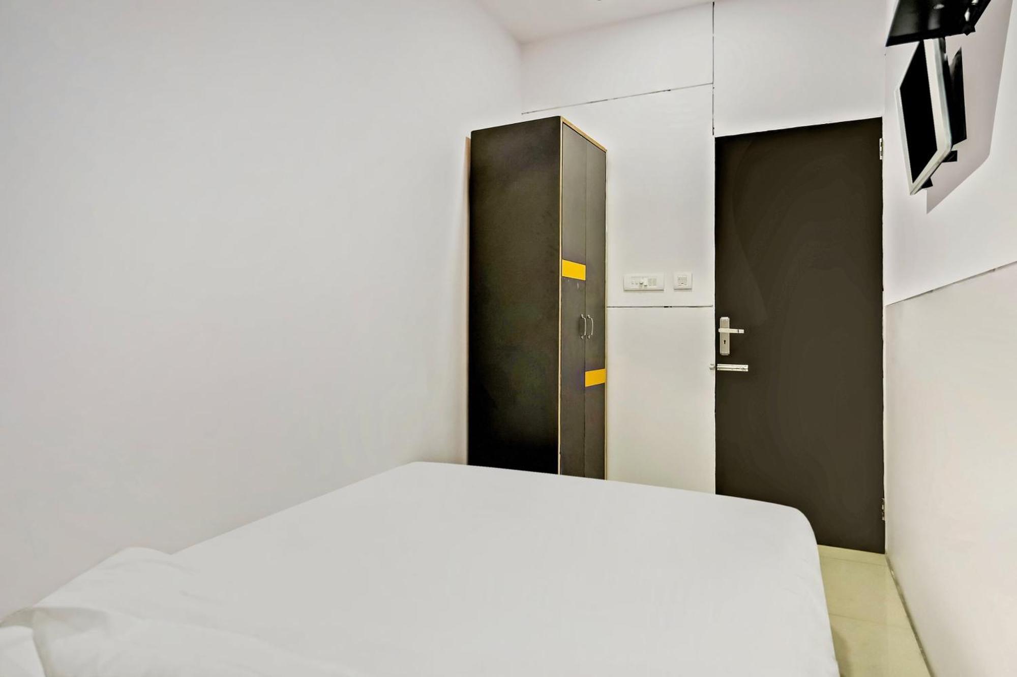 Hotel O North Campus New Delhi Exteriör bild